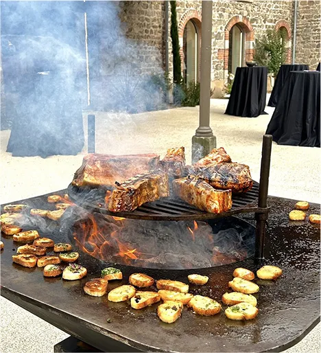 Morceaux de viande qui cuisent au brasero